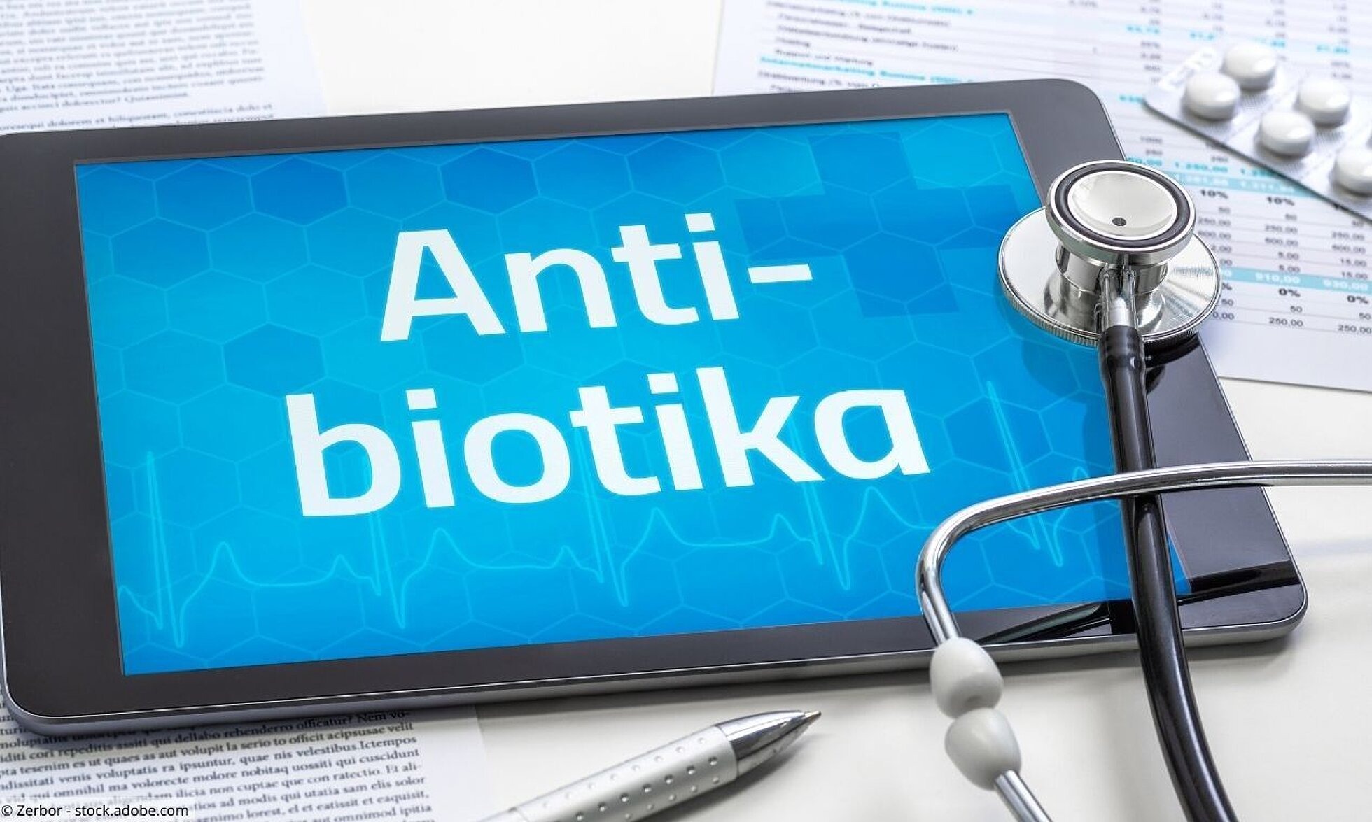 Wichtige Informationen zu Antibiotika Tablet mit der Anzeige Antibiotika und Stethoskop