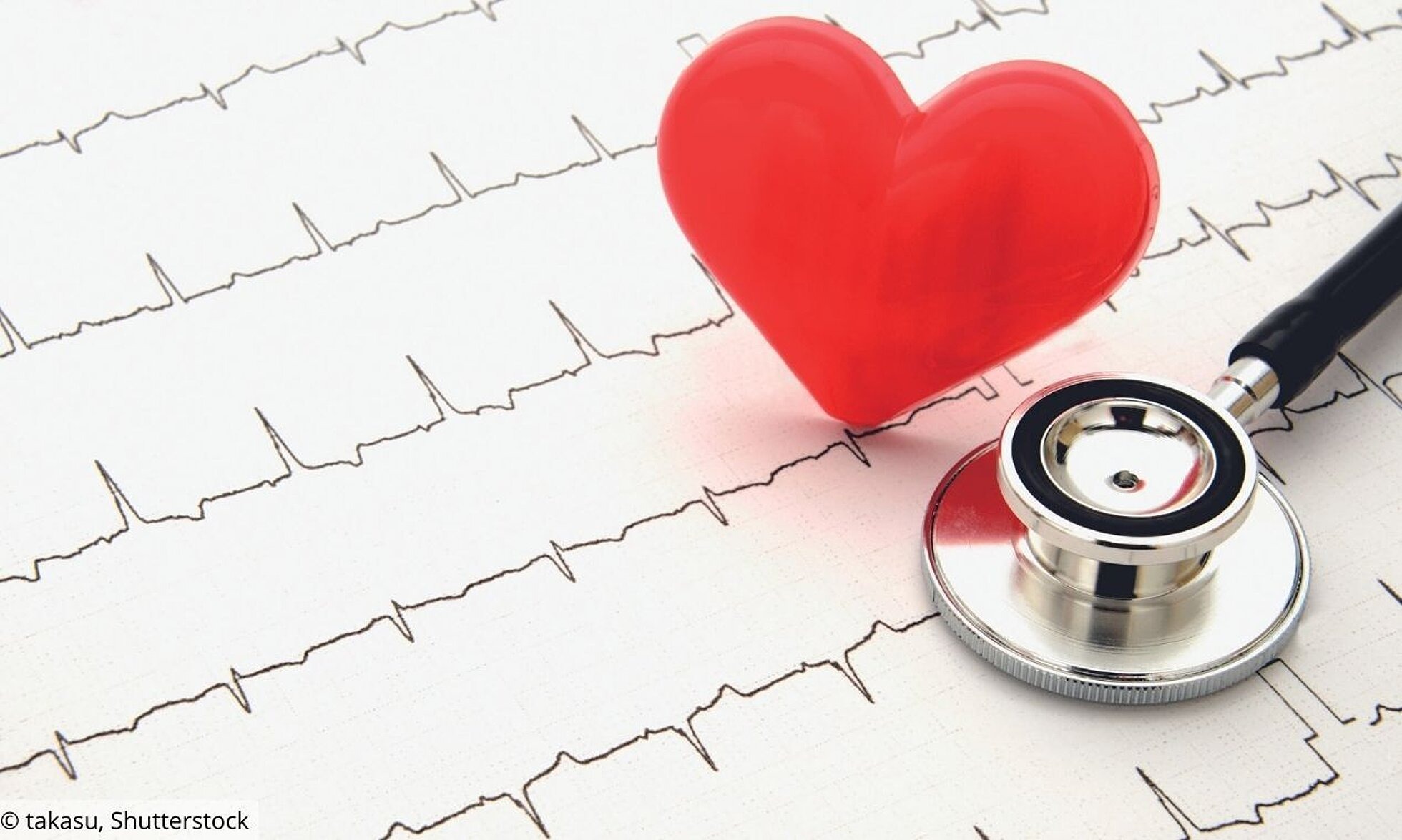 Herz und Stethoskop auf einem EKG-Ausdruck