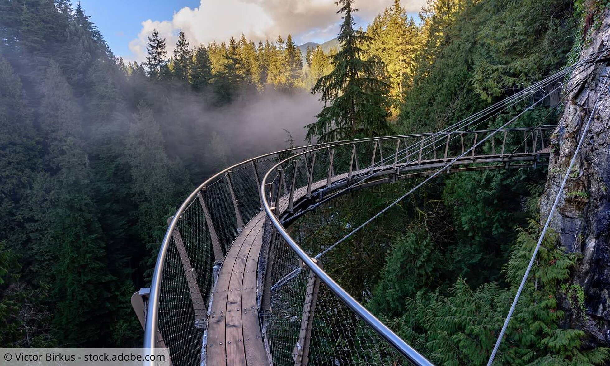 Brücke über Abhang macht eine Kurve