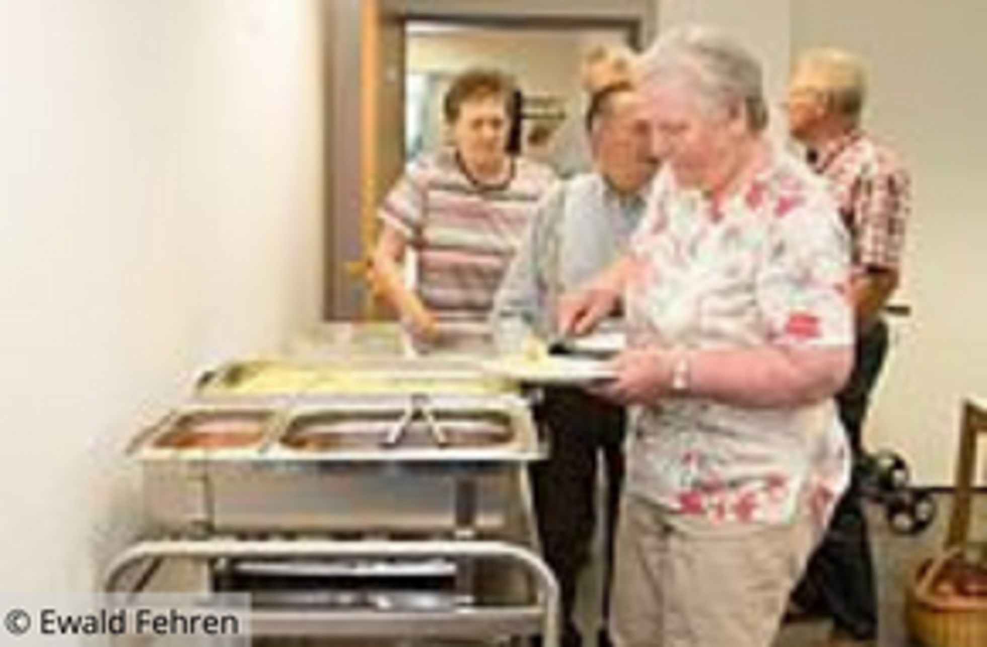 Seniorinnen beim gemeinsamen Mittagessen