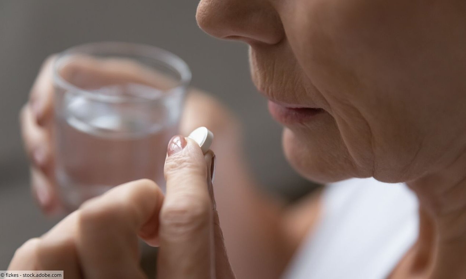 Einnahme von Antibiotika Ältere Frau nimmt Tablette