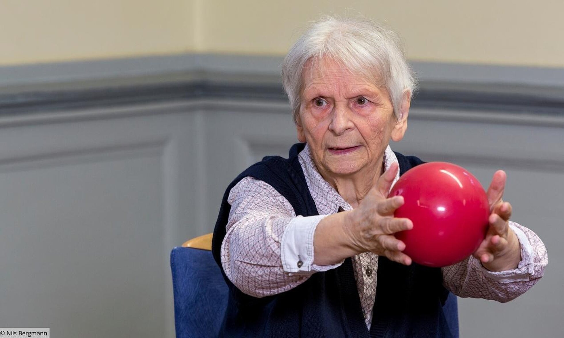 Lübecker Modell Bewegungswelten Konzept ältere Frau mit Ball zwischen den Händen